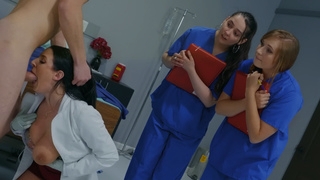 Дама-врач использует для лечения вагинальную долбежку