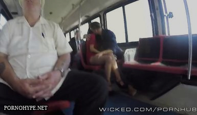 Девица в автобусе хуярит минет и трахается с парнем